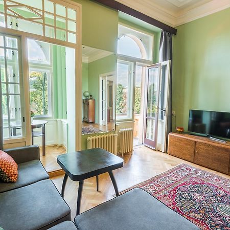 Riverside Apartment With A Balcony Praag Buitenkant foto