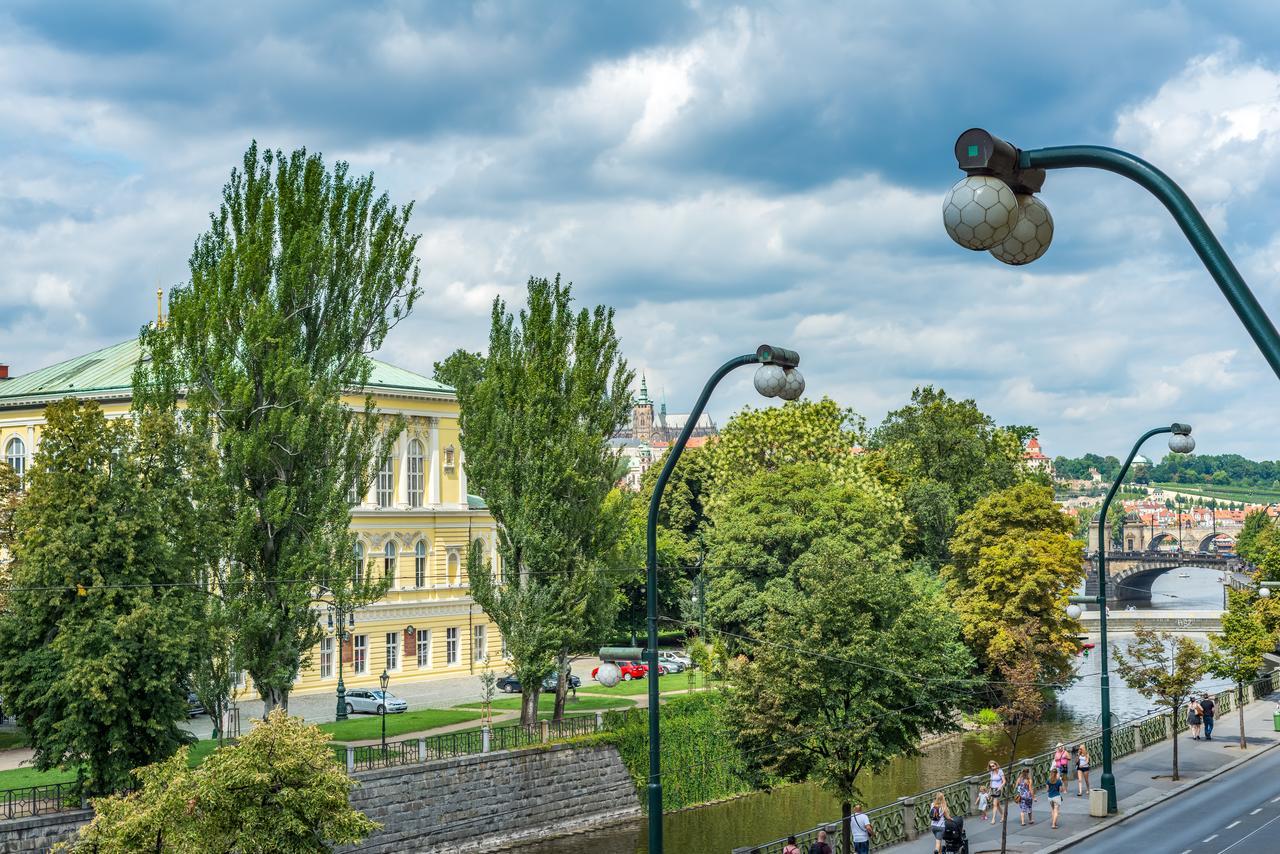 Riverside Apartment With A Balcony Praag Buitenkant foto