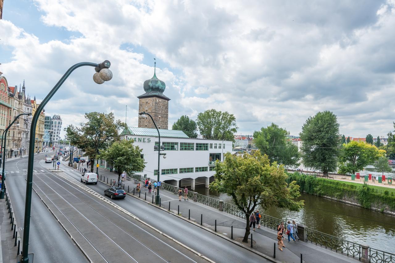 Riverside Apartment With A Balcony Praag Buitenkant foto