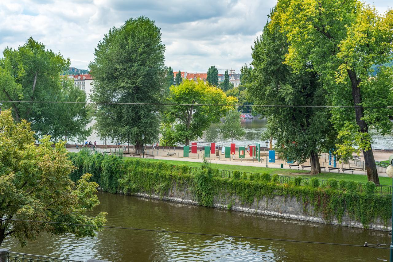 Riverside Apartment With A Balcony Praag Buitenkant foto