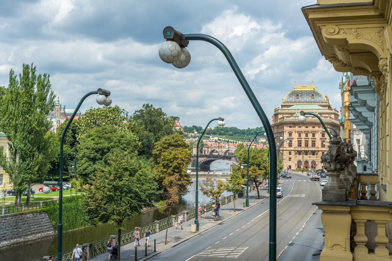 Riverside Apartment With A Balcony Praag Buitenkant foto