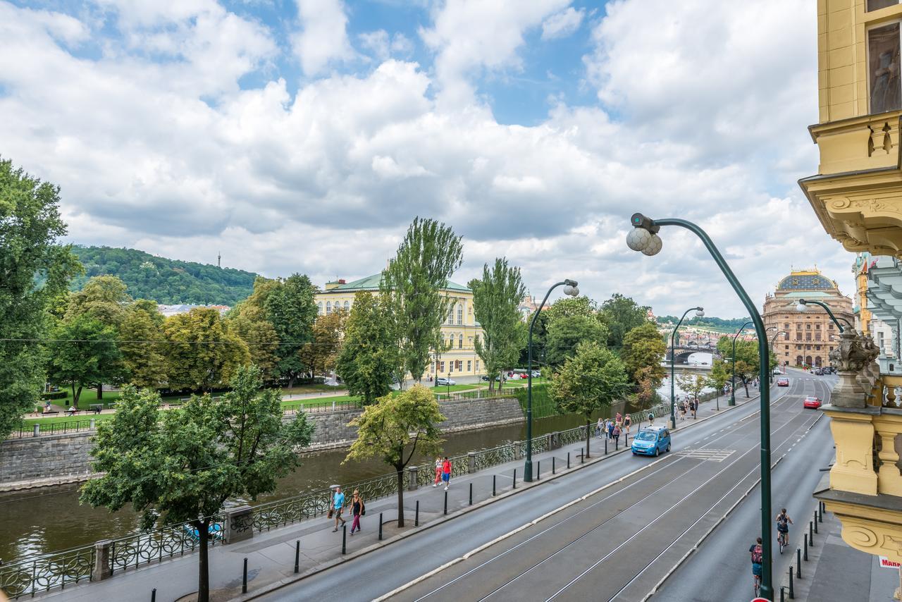 Riverside Apartment With A Balcony Praag Buitenkant foto