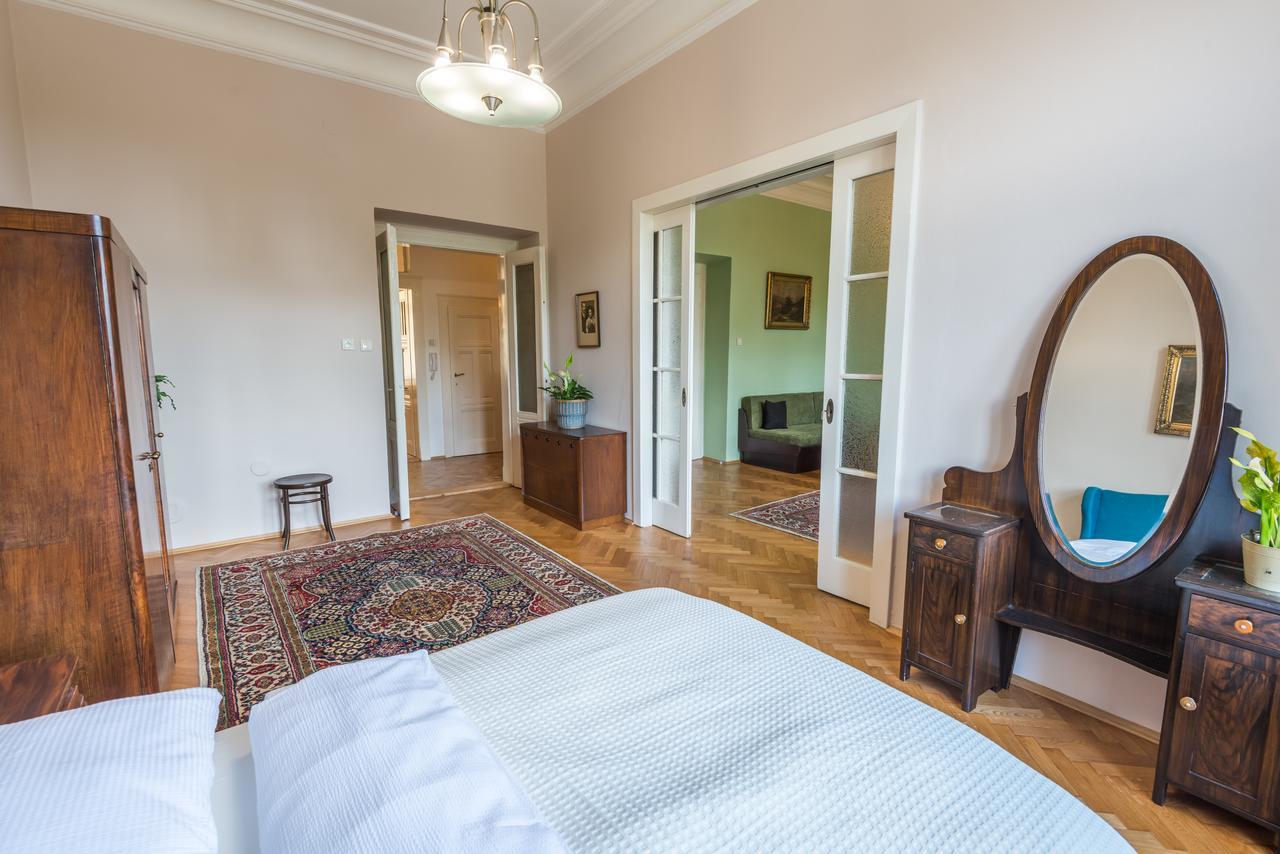 Riverside Apartment With A Balcony Praag Buitenkant foto